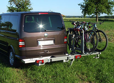 Fahrradträber für Campingbusse, schwenkbar mit montierten Fahrrädern